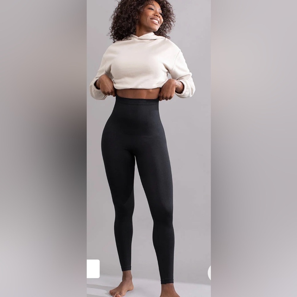 Shapermint Essentials High Waisted
Shaping Leggings Medium Size black color